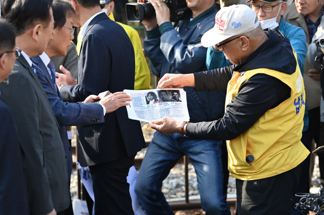 대북전단 놓고 ‘설전’… 납북자단체가 대북 전단 살포를 예고한 31일 오전 경기 파주시 국립 6·25전쟁납북자기념관 앞에서 경기도 관계자와 단체 관계자가 설전을 벌이고 있다. 백동현 기자