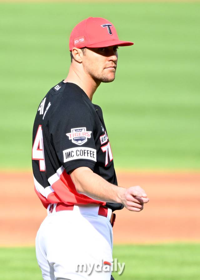 26일 오후 대구광역시 연호동 대구삼성라이온즈파크 에서 진행된 '2024 프로야구 KBO리그 포스트시즌' 한국시리즈 4차전 삼성라이온즈와 KIA타이거즈의 경기. 기아 네일이 2회말 1사에서 박병호를 3루 땅볼로 잡은 뒤 김태군에게 손짓을 하고 있다./대구=송일섭 기자 andlyu@mydaily.co.kr