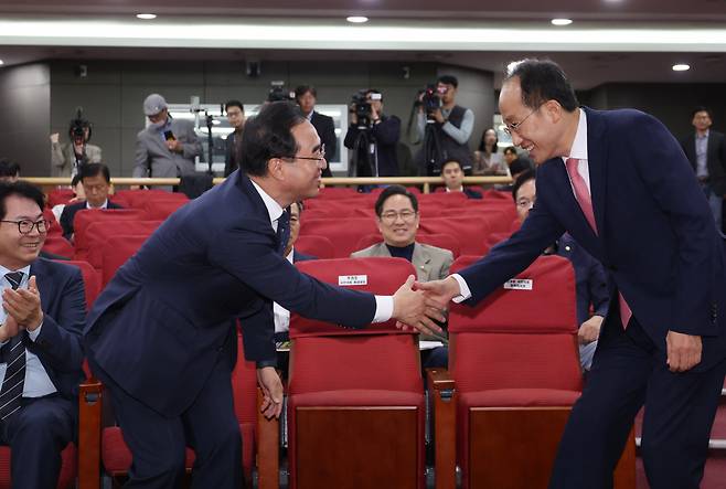 추경호 국민의힘 원내대표(오른쪽)와 박홍근 더불어민주당 의원이 지난 30일 국회 의원회관에서 ‘초저출생 예산, 어디에 쓰고 어떻게 마련할까’를 주최로 열린 여야 공동토론회에서 인사를 하고 있다. [연합]