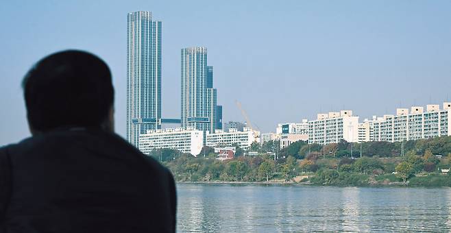 서울 서초구 잠수교에서 한 시민이 아파트단지를 바라보고 있다. 임세준 기자