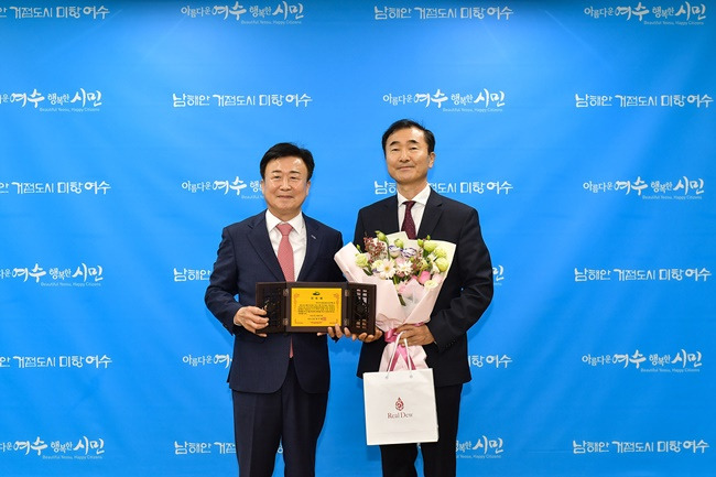 정기명 여수시장(왼쪽)과 홍보대사에 위촉된 김형규 대표.