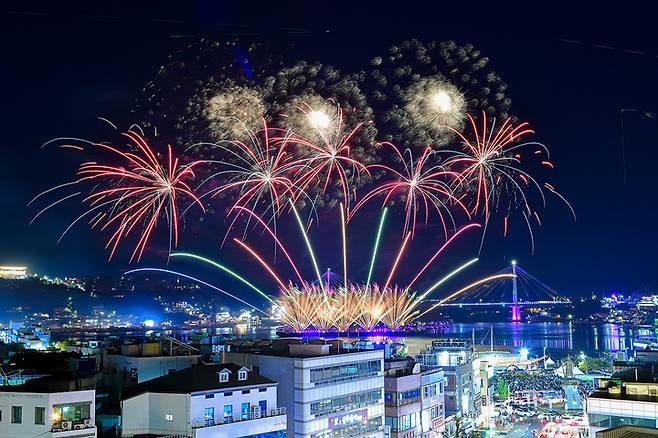 [여수=뉴시스] 여수밤바다 불꽃축제. photo@newsis.com *재판매 및 DB 금지