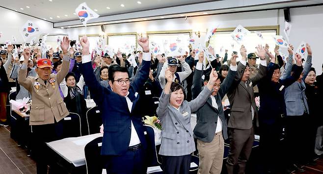 [보령=뉴시스] 31일 오후 충남 보령시 명문웨딩홀에서 열린 제1회 보훈가족 위안행사에서 김동일(맨 앞줄 맨 왼쪽) 보령시장 등 참석자들이 만세삼창을 하고 있다. (사진=보령시 제공) 2024.10.31. photo@newsis.com   *재판매 및 DB 금지