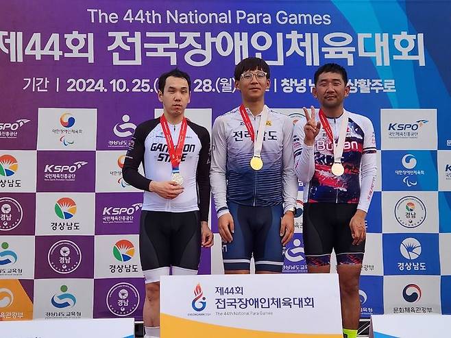 [부산=뉴시스] 제44회 전국장애인체전에서 메달을 획득한 김지호 선수(오른쪽) 2024.10.31. photo@newsis.com *재판매 및 DB 금지