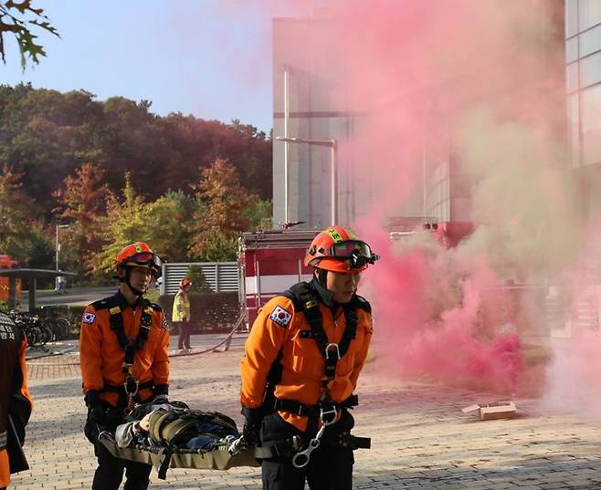 [대구=뉴시스] 대구동부소방서는 동구 신서동에 있는 한국뇌연구원에서 재난대비 긴급구조 종합훈련을 실시했다. (사진=대구동부소방서 제공) 2024.10.31. photo@newsis.com *재판매 및 DB 금지