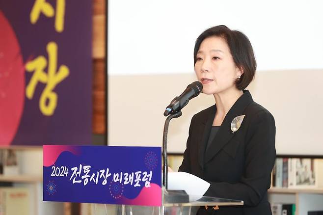 [서울=뉴시스] 오영주 중소벤처기업부 장관이 지난 15일 서울 중구 커뮤니티하우스 마실에서 열린 '2024 전통시장 미래포럼'에서 인사말을 하고 있다. (사진=중소벤처기업부 제공) 2024.10.15. photo@newsis.com *재판매 및 DB 금지