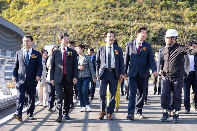 [서울=뉴시스] 김완섭 환경부 장관이 31일 강원도 원주시에서 열린 원주천댐 건설사업 준공식에 참석해 김진태 강원도지사, 윤석대 한국수자원공사 사장 등 참석자들과 함께 원주천댐을 둘러보고 있다. (사진=환경부 제공) 2024.10.31. photo@newsis.com *재판매 및 DB 금지