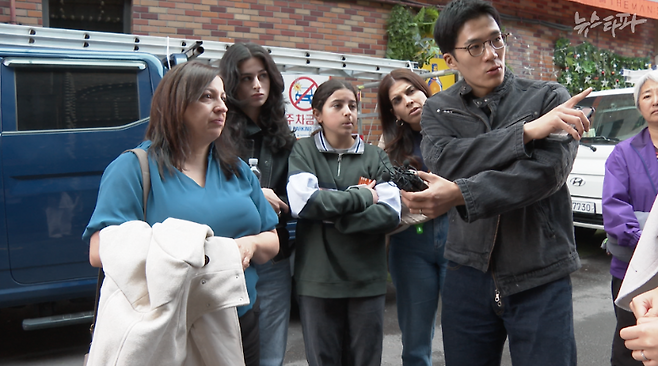 뉴스타파 취재진은 '이태원 참사' 당일 촬영된 소방 구조대 보디캠 영상에서 희생자 그레이스 라쉐드 씨의 마지막 모습을 찾아냈다. 사진은 취재진이 유가족에게 그레이스 씨의 참사 당일 행적을 설명하는 모습.&nbsp; &nbsp;