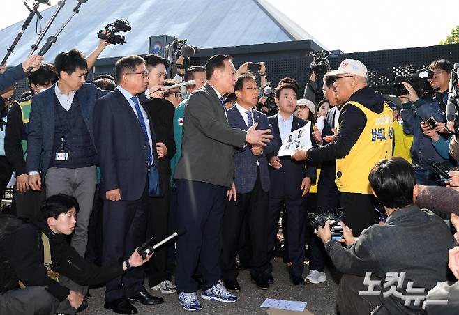 31일 오전 경기 파주 국립6.25전쟁납북자기념관 앞에서 최성용 납북자가족모임 대표(오른쪽)가 대북 전단 살포를 만류하는 더불어민주당 윤후덕 의원과 언쟁을 벌이고 있다. 파주=황진환 기자