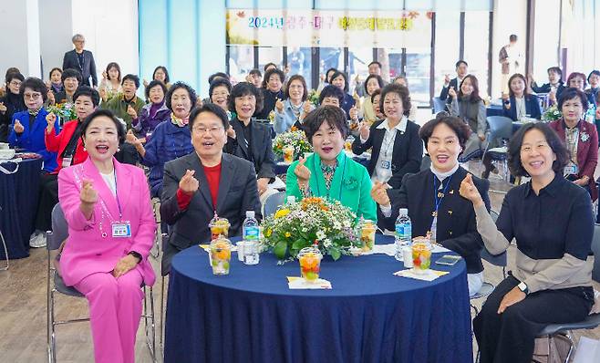 광주광역시는 달빛동맹 사업의 하나로 광주여성단체협의회와 대구여성단체협의회 회원 100여명이 31일 오전 광주비엔날레 거시기홀에서 교류·협력 행사를 가졌다고 밝혔다. 광주시 제공