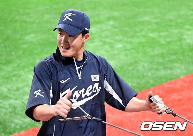 [OSEN=고척, 최규한 기자] 프리미어12를 준비하는 대한민국 야구 대표팀이 30일 오후 서울 고척스카이돔에서 훈련을 가졌다.프리미어12는 세계야구소프트볼연맹(WBSC)에서 개최하는 야구 국제대회로 WBSC 랭킹 상위 12개국이 모여 치르는 대회다. 한국은 2015년 열린 초대 대회에서 우승을 차지했고 2019년 대회에서는 준우승을 달성했다. 이번 대회에서는 9년 만에 우승 탈환을 노린다.&nbsp;대표팀 임찬규이 캐치볼을 앞두고 몸을 풀고 있다. 2024.10.30 /