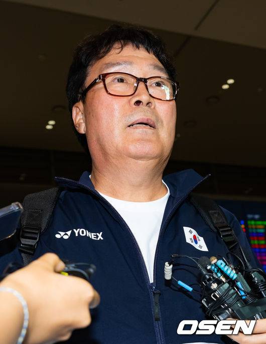 [OSEN=인천공항, 민경훈 기자] 2024 파리 올림픽 배드민턴 대표팀의 수장 배드민턴 협회 김택규 회장이 7일 오전 인천국제공항을 통해 선수단 보다 먼저 귀국했다.세계랭킹 1위 안세영은 지난 5일(한국시간) 프랑스 파리 포르트 드 라 샤펠 경기장에서 열린 2024 파리 올림픽 배드민턴 여자 단식 결승전에서 세계랭킹 9위 허빙자오(중국)를 2-0(21-13, 21-16)으로 꺾고 우승을 차지했다.&nbsp;하지만 안세영은 경기 후 대한배드민턴협회의 선수 부상관리, 선수 육성 및 훈련방식, 협회의 의사결정 체계, 대회출전 등에 대한 문제점을 지적하는 폭탄 발언으로 눈길을 끌었다.&nbsp;배드민턴 협회 김택규 회장을 입국장을 통과한 후 취재진과 얘기를 나누고 있다. 2024.08.07 /rumi@osen.co.kr