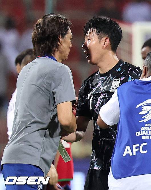 [OSEN=무스카트(오만) 민경훈 기자] 홍명보 감독이 이끄는 대한민국 축구 국가대표팀은&nbsp;10일 오후 11시(이하 한국시간) 오만 무스카트의 술탄 카부스 종합운동장에서 오만과&nbsp;2026 국제축구연맹(FIFA) 북중미 월드컵 아시아 지역 3차 예선 B조 2차전 맞대결에서 3-1 승리를 거뒀다.이로써 홍명보호는 지난 팔레스타인전 충격을 딛고 첫 승을 신고하는 데 성공했다.경기 종료 후 대한민국 홍명보 감독이 손흥민과 승리의 기쁨을 나누고 있다. 2024.09.10 / rumi@osen.co.kr