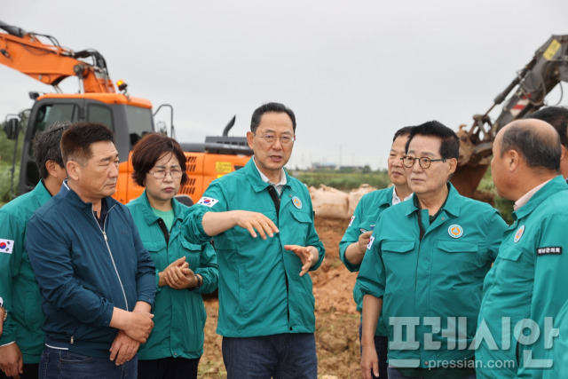 ▲명현관 해남군수와 박지원 국회의원 등이 22일 화원면을 찾아 호우피해 복구상황을 점검하고 있다.2024.9.22ⓒ해남군