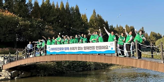 하이트진로는 지난 30일 서울 서초구 양재천에서 올해 세 번째 맑은 강, 하천 만들기 행사를 진행했다.(사진=하이트진로 제공)