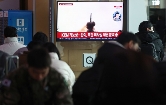 북한이 동해상으로 대륙간탄도미사일(ICBM)로 추정되는 탄도미사일을 발사한 지난해 12월 18일 오전 서울역에서 시민들이 관련 뉴스 보도를 보고 있다. 연합뉴스