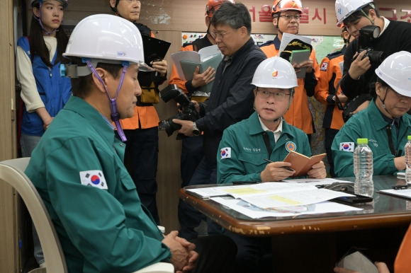 김길성 중구청장(오른쪽)이 오세훈 서울시장과 화재 발생 상황에 대한 대응책을 논의하고 있다. 중구 제공