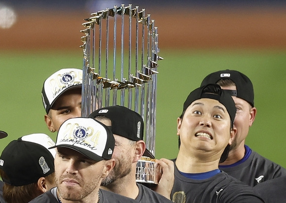 MLB WORLD SERIES - Los Angeles Dodgers Shohei Ohtani holds the Commissioner‘s Trophy after the Dodgers beat the New York Yankees 7-6 in game five to win the MLB World Series at Yankee Stadium in New York City on Wednesday, October 30, 2024. The Dodgers won the best-of-seven series 4-1. Photo by John Angelillo/UPI    <Copyright (c) Yonhap News Agency prohibits its content from being redistributed or reprinted without consent, and forbids the content from being learned and used by artificial intelligence systems.>