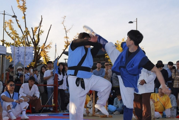 전주결련택견패 택견꾼의 머리를 정확하게 발차기로 가격하는 수원결련택견패 택견꾼의 모습