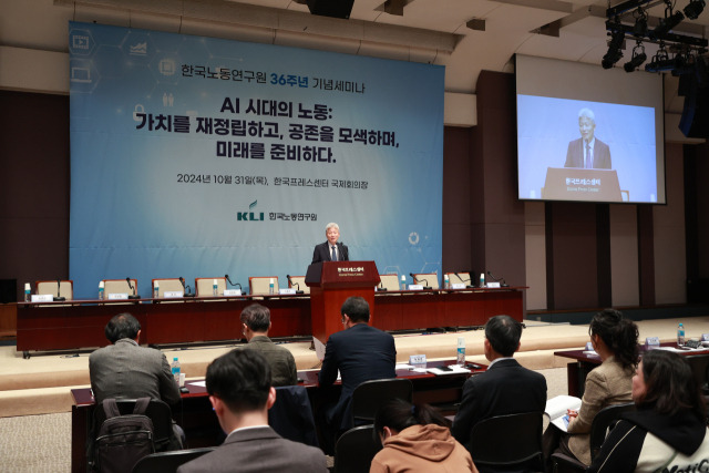 허재준 한국노동연구원 원장이 31일 한국프레스센터에서 열린 AI 시대의 노동을 주제로 한 개원 36주년 기념 세미나에서 인사말을 하고 있다. 사진 제공=노동연구원