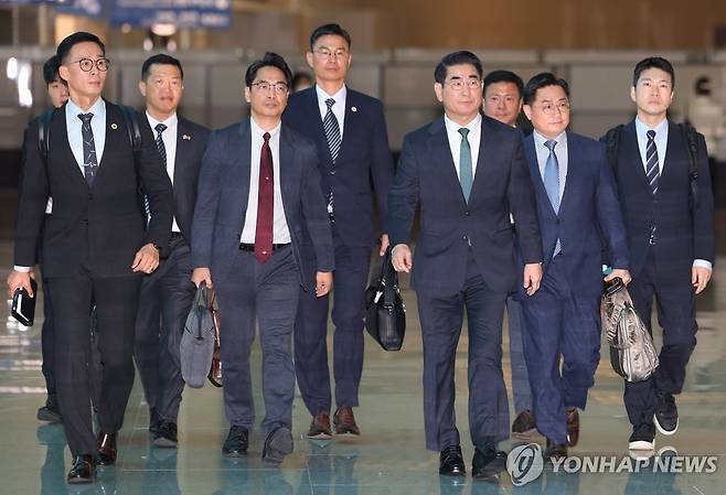 출국하는 김용현 장관 (영종도=연합뉴스) 김도훈 기자 = 김용현 국방부 장관이 29일 오전 제56차 한·미안보협의회의(SCM) 참석을 위해 인천국제공항 제2터미널을 통해 출국하고 있다.
    김 장관은 SCM 및 제6차 한·미 외교·국방(2+2) 장관회의를 통해 북한의 러시아 파병 대응 방안 등에 대해 논의할 예정이다. 2024.10.29 superdoo82@yna.co.kr