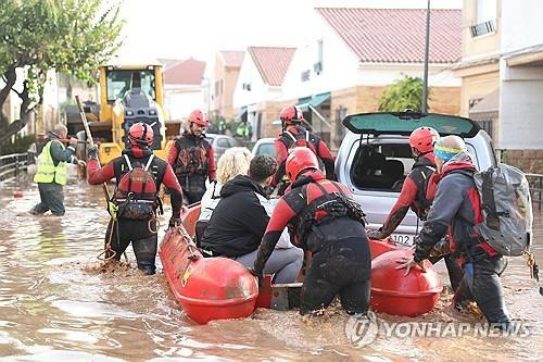 발렌시아 지방에서 구조대가 이재민을 구조하고 있다. [AFP 연합뉴스 자료사진. 재판매 및 DB 금지]