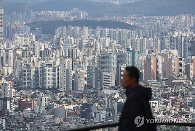 서울 아파트  (서울=연합뉴스) 이정훈 기자 = 사진은 이날 서울 남산에서 바라본 시내 아파트 단지. 2024.10.23 uwg806@yna.co.kr