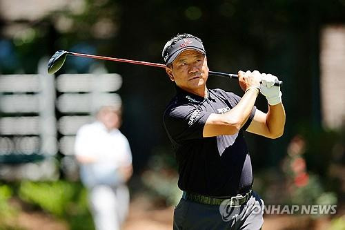 PGA투어 챔피언스 경기에서 티샷하는 최경주. [AFP/게티이미지=연합뉴스]