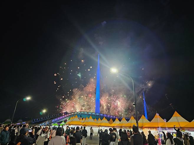 마산가고파국화축제장에서 열린 불꽃쇼 [창원시 제공. 재판매 및 DB 금지]