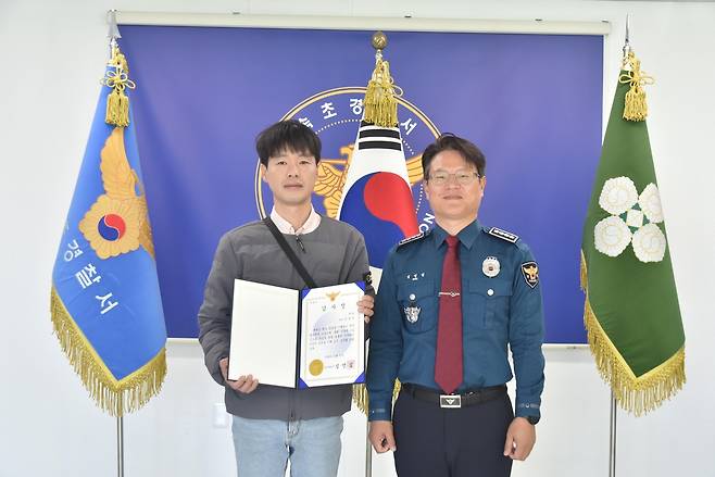 감사장 전달받는 김석주씨(왼쪽) [속초경찰서 제공. 재판매 및 DB 금지]