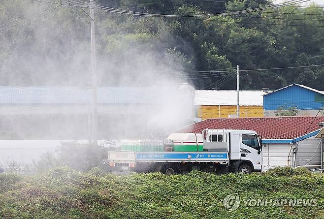 '조류인플루엔자를 막아라' (용인=연합뉴스) 홍기원 기자 = 21일 경기도 용인시 처인구 백암면 청미천 일대에서 용인축산농협 방역차가 조류인플루엔자(AI) 예방을 위해 방역을 하고 있다. 
    용인시는 청미천 인근에서 포획한 야생 조류에서 고병원성(H5N1형) 조류인플루엔자(AI)가 검출돼 방역 조치를 강화했다고 지난 18일 밝혔다. 2024.10.21 xanadu@yna.co.kr