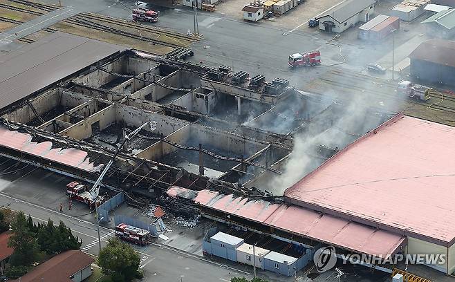 불에 탄 주한미군 창고 (부산=연합뉴스) 손형주 기자 = 25일 오전 화재가 발생한 부산 55보급창 미군 창고에서 소방당국이 잔불 정리를 하고 있다. 소방당국은 화재 13시간 만인 이날 오전 7시 30분께 화재 초진단계에 들어갔다고 밝혔다. 2024.10.25 handbrother@yna.co.kr