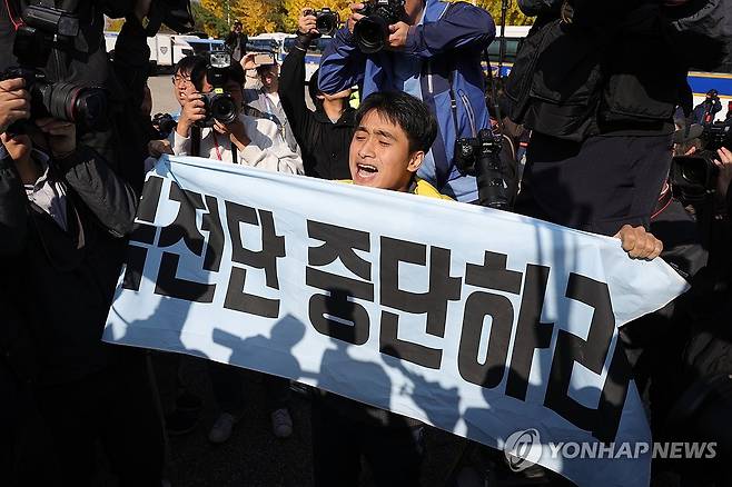 대북전단 살포 반대 시민단체 "대북전단 중단하라" (파주=연합뉴스) 임병식 기자 = 31일 경기도 파주시 임진각 국립 6·25전쟁 납북자기념관에서 대북 전단 살포를 반대하는 시민단체가 납북자가족모임의 전단 살포 시도를 규탄하고 있다. 2024.10.31 andphotodo@yna.co.kr