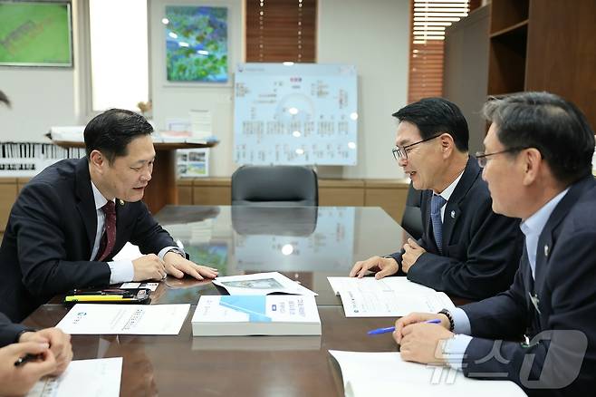 심덕섭 고창군수(오른쪽)가 이희완 국가보훈처 차관(왼쪽)과 면담하고 독립운동 서훈신청서를 전달하고 있다.2024.10.31/뉴스1