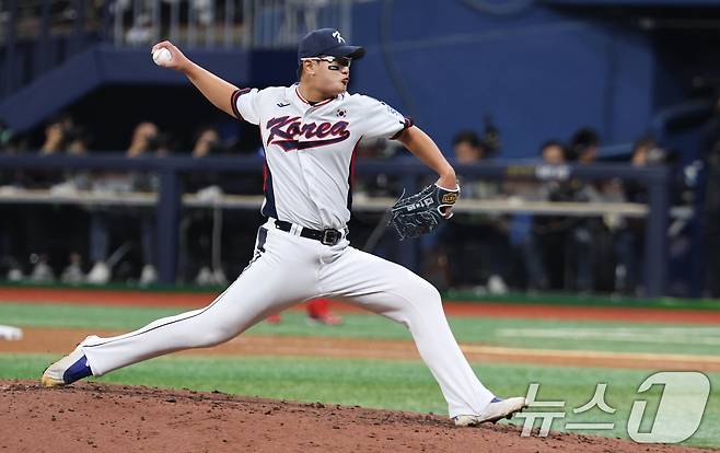 1일 오후 서울 구로구 고척스카이돔에서 열린 '2024 K-BASEBALL SERIES' 대한민국 야구 대표팀과 쿠바 대표팀의 평가전, 6회초 대한민국의 다섯 번째 투수 김서현이 역투하고 있다. 2024.11.1/뉴스1 ⓒ News1 장수영 기자