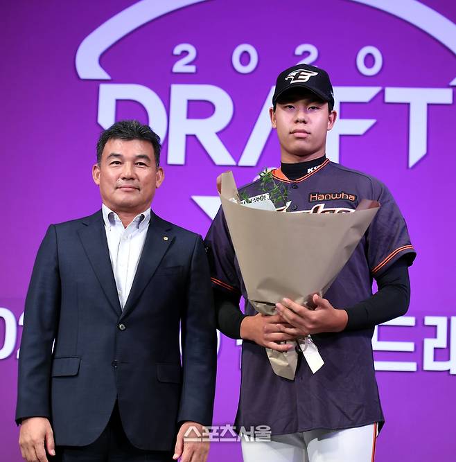 ‘2020 KBO 신인 드래프트’가 26일 서울 중구 웨스틴조선호텔 그랜드볼룸에서 열린 가운데 한화 1차 지명자 북일고 신지후(오른쪽)가 박종훈 단장과 포즈를 취하고 있다. 최승섭기자 thunder@sportsseoul.com