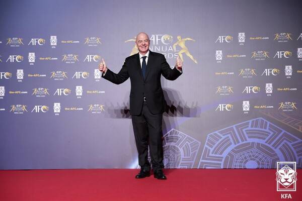 29일 경희대학교 서울캠퍼스 평화의전당에서 열린 아시아축구연맹(AFC) 애뉴얼 어워즈 2023에서 국제축구연맹(FIFA) 지안니 인판티노 회장이 행사 전 기념 촬영 중이다. 사진┃대한축구협회