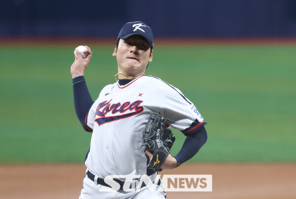 1일 서울 구로구 고척스카이돔에서 열린 2024 WBSC 프리미어12 한국 야구대표팀과 쿠바의 1차 평가전, 1회초 한국 선발 곽빈이 역투하고 있다. 사진┃뉴시스