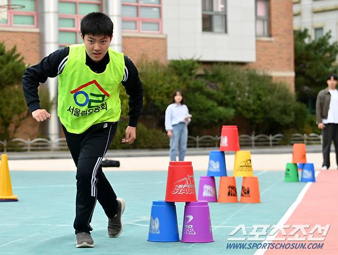 21일 서울 청운중학교에서 2024 서울림운동회·통합스포츠클럽 학생들이 스포츠스태킹 훈련을 하는 모습.  허상욱 기자 wook@sportschosun.com/2024.10.21/