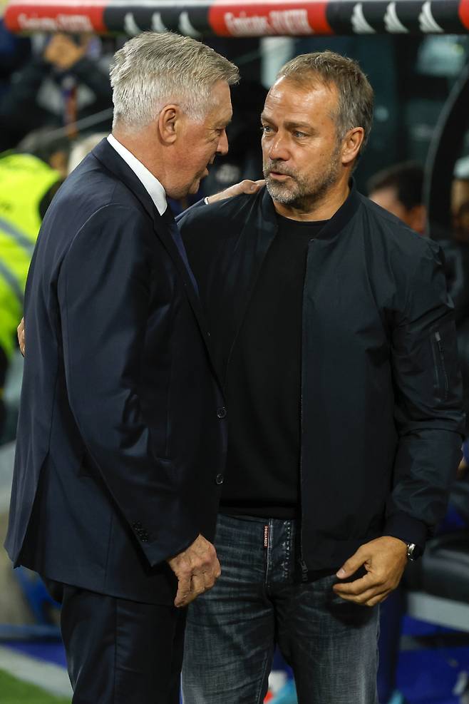 epa11685614 Real Madrid's head coach Carlo Ancelotti (L) greets FC Barcelona's head coach Hansi Flick (R) ahead of the Spanish LaLiga soccer match between Real Madrid and FC Barcelona, in Madrid, Spain, 26 October 2024.  EPA/JUANJO MARTIN <저작권자(c) 연합뉴스, 무단 전재-재배포, AI 학습 및 활용 금지>