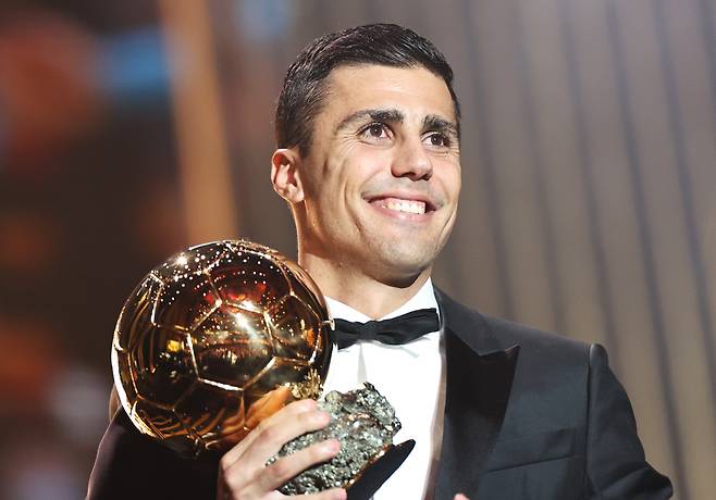 (241029) -- PARIS, Oct. 29, 2024 (Xinhua) -- Manchester City's Spanish player Rodri poses with his trophy during the 2024 Ballon d'Or France Football award ceremony at the Theatre du Chatelet in Paris, France, Oct. 28, 2024. (Xinhua/Gao Jing)<저작권자(c) 연합뉴스, 무단 전재-재배포, AI 학습 및 활용 금지>