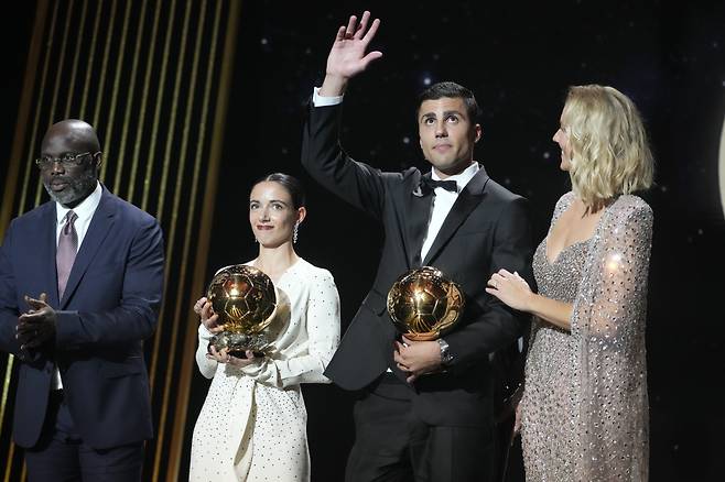 Barcelona's Spanish player Aitana Bonmati, second from left, and Manchester City's Spanish player Rodri, second from right, hold their 2024 Ballon d'Or trophies at the end of the 68th Ballon d'Or (Golden Ball) award ceremony at Theatre du Chatelet in Paris, Monday, Oct. 28, 2024. (AP Photo/Michel Euler) <저작권자(c) 연합뉴스, 무단 전재-재배포, AI 학습 및 활용 금지>