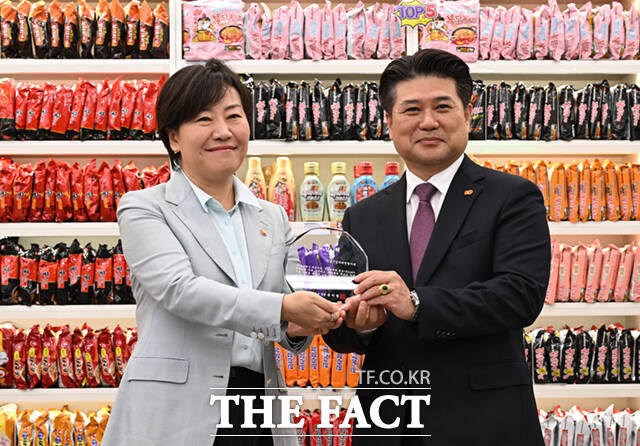 송미령 농림축산식품부 장관이 1일 서울 마포구 CU 홍대상상점 라면 라이브러리에서 열린 라면 수출 10억불 달성 기념 현장간담회에서 식품기업마케팅협의회 대표로 김동찬 삼양식품 대표이사에게 기념패를 수여하고 있다.