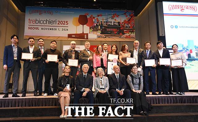 루이지 살레르노 감베로 로쏘 CEO와 에밀리아 가토 주한 이탈리아 대사가 1일 오후 서울 중구 앰배서더 서울 풀만에서 열린 감베로 로쏘 선정 'TOP 이탈리안 레스토랑 2025'에 참석해 한국 부문 수상자들과 기념촬영을 하고 있다. /서예원 기자