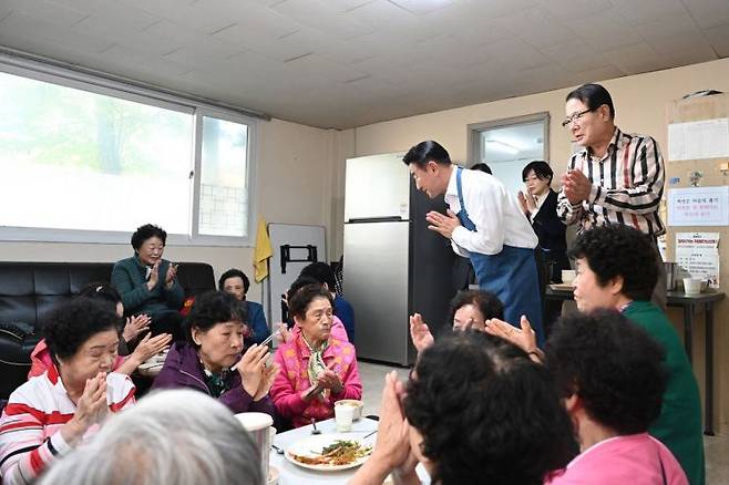 김동근 시장이 관내 경로당을 방문해 노인들에게 식사를 제공하며 소통하고 있다. ＜사진=의정부시＞