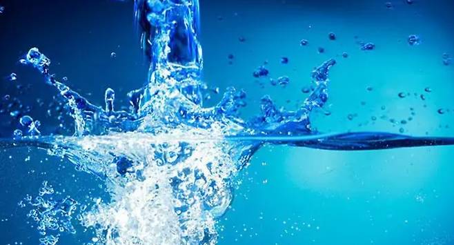 SK하이닉스가 반도체 생산에 필수 품목인 초순수를 내년부터 자체 공급한다.