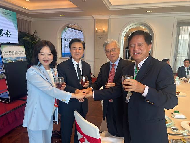 1일 중국 광저우에서 열린 한중연 베이밸리 국제포럼의 오찬 행사에서 김태흠(왼쪽에서 둘째) 충청남도 도지사가 취환(맨 왼쪽) 한중문화우호협회 회장, 닝푸쿠이(오른쪽에서 둘째) 전 주한 중국대사, 모화퉁(맨 오른쪽) 세계화인협회 미국회장과 교류하고 있다./한중연 베이밸리 국제포럼