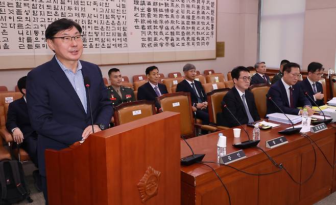 지난달 25일 국회에서 열린 법제사법위원회 국정감사에 증인으로 출석한 이화영 전 경기도평화부지사(왼쪽)가 의원 질의에 답변하고 있다. /연합뉴스