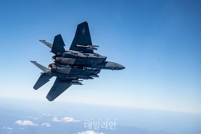 공대지 유도폭탄(GBU-12)을 장착하고 임무공역을 향해 비행하고 있는 F-15K 전투기(자료사진) ⓒ합동참모본부