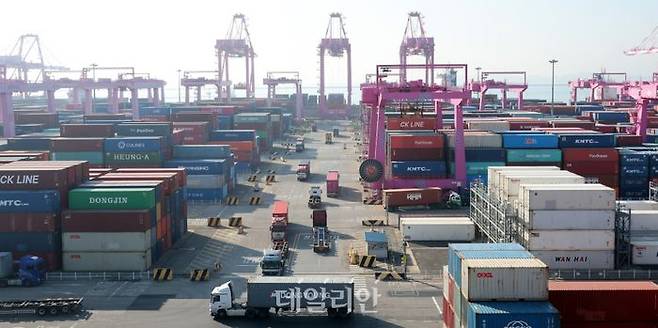 인천 연수구 인천신항 컨테이너 터미널에 컨테이너가 쌓여 있다.ⓒ뉴시스